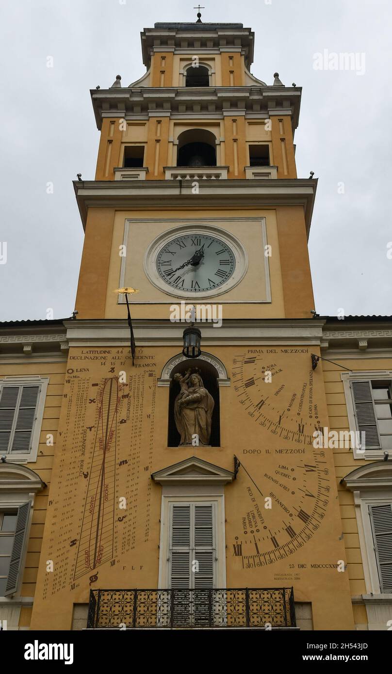 Der Civic Tower des Gouverneurspalasts im Stadtzentrum von Parma mit der Uhr, der Statue der gekrönten Jungfrau und den Sonnenuhren, Emilia-Romagna Stockfoto