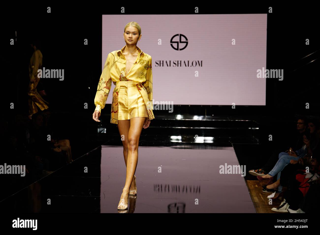 Kornit Fashion Show 2021 Los Angeles - Designer Shai Shalom. Die Models laufen auf dem Laufsteg zu einem rosa Bildschirm mit Designer-Logo. Gust Schauspielerin Linda Gray läuft Stockfoto