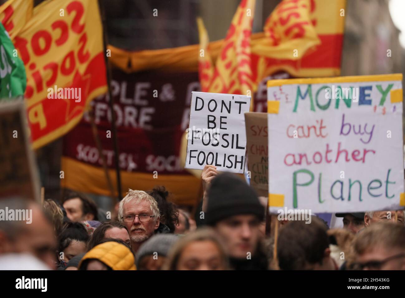 Tausende marschieren beim Globalen Aktionstag für Klimagerechtigkeit im Stadtzentrum von Glasgow, Schottland, wo die COP26-Klimakonferenz stattfindet. Stockfoto