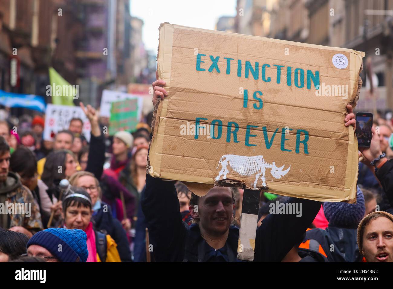 Tausende marschieren beim Globalen Aktionstag für Klimagerechtigkeit im Stadtzentrum von Glasgow, Schottland, wo die COP26-Klimakonferenz stattfindet. Stockfoto