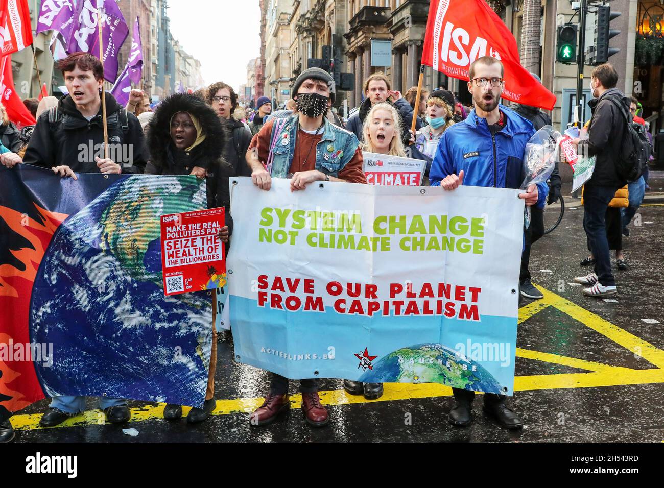 Glasgow, Großbritannien. November 2021. Trotz des schlechten Wetters und heftigen Regens nahmen schätzungsweise 100,000 Menschen an einem internationalen marsch durch das Stadtzentrum von Glasgow Teil, um den Klimawandel während der Konferenz Cop 26 zu unterstützen. Dies war einer von mehreren ähnlichen Märschen, die in ganz Großbritannien organisiert wurden. Kredit: Findlay/Alamy Live Nachrichten Stockfoto