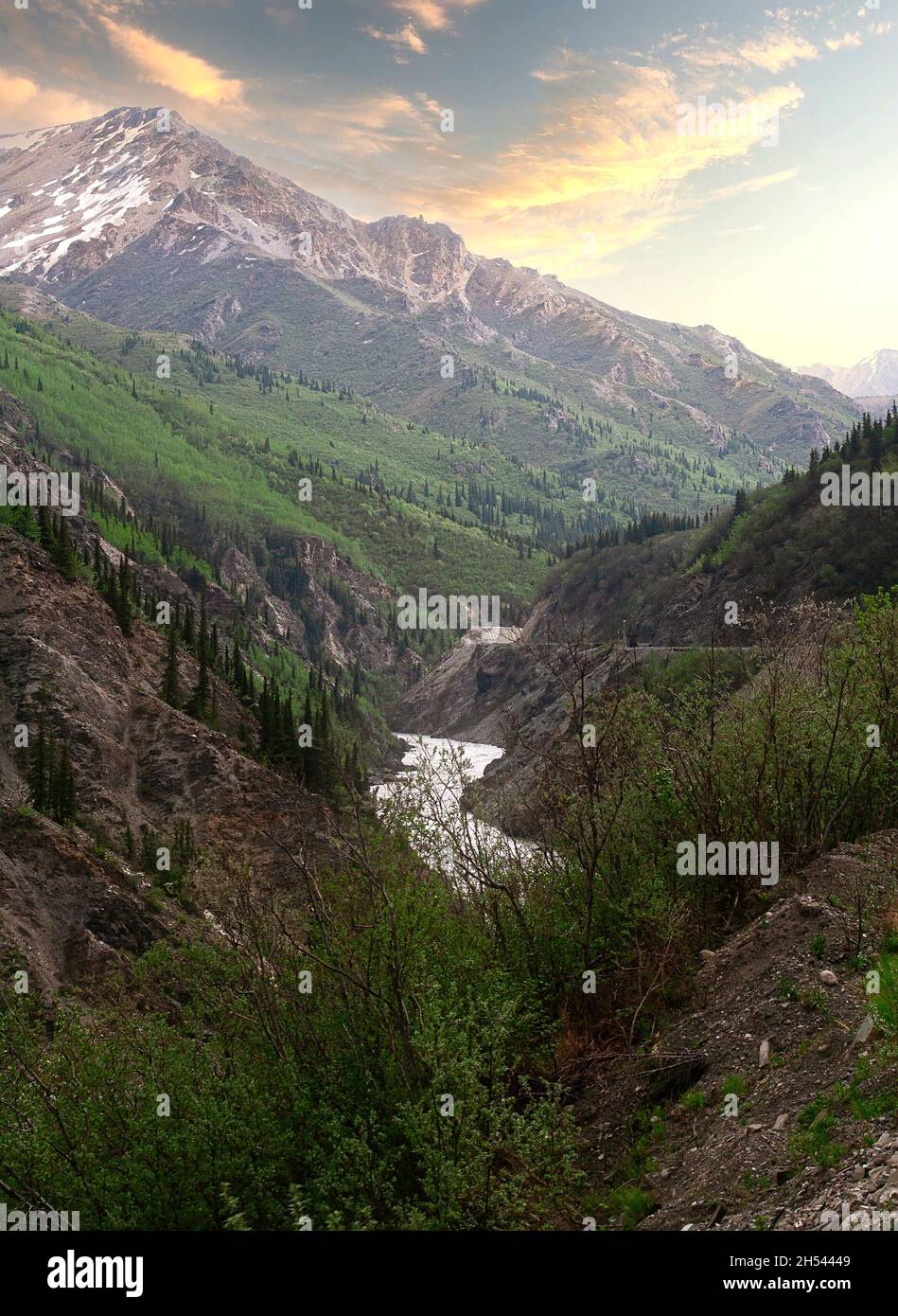 Fluss, der durch die zerklüftete Wildnis und die Bergkette in Alaska fließt, Stockfoto