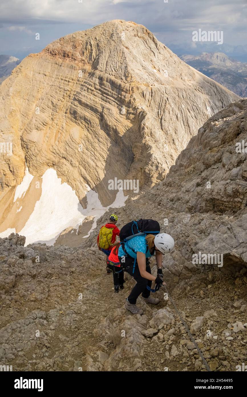 Italien Venetien - Wanderer entlang der Ferrata Formenon, im Hintergrund die Tofana III Stockfoto