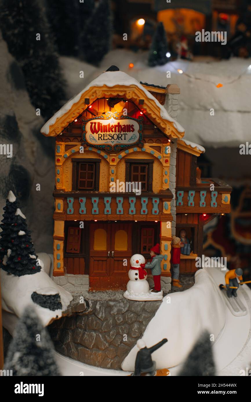 Berühmte Neujahr und Weihnachten Spielzeug von Lemax Dekorationen mit Weihnachtsbaum, Schnee und gemütlichen Vintage-Haus. Luxuriöse Geschenke und Dekorationen für den Winter Stockfoto