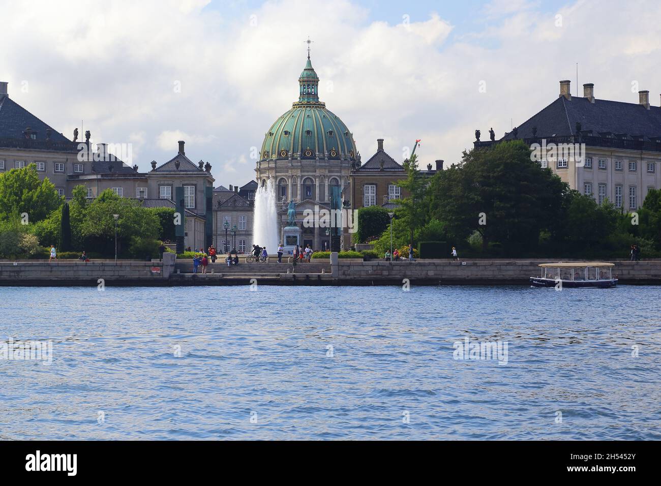 KOPENHAGEN, DÄNEMARK - 29. JUNI 2016: Es ist der Schlossplatz Amalienborg und die Marmorkirche vom Meer aus. Stockfoto KOPENHAGEN, DÄNEMARK - 29. JUNI 2016: Es ist der Schlossplatz Amalienborg und die Marmorkirche vom Meer aus. Stockfoto
