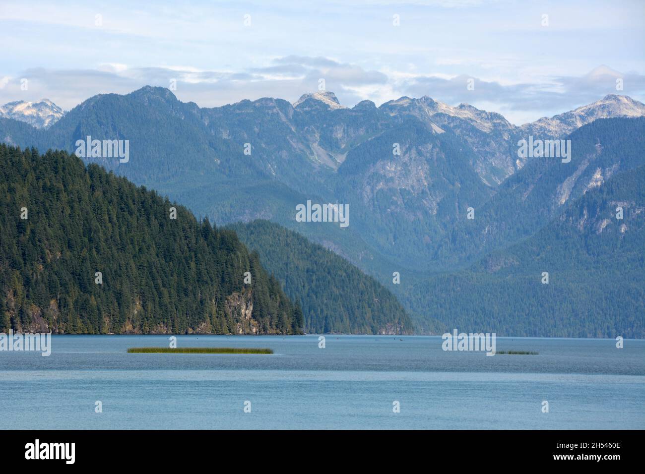 Pitt Lake, einer der größten Gezeitenseen der Welt, und die Berge der Garibaldi Range, in der Nähe von Pitt Meadows, British Columbia, Kanada. Stockfoto