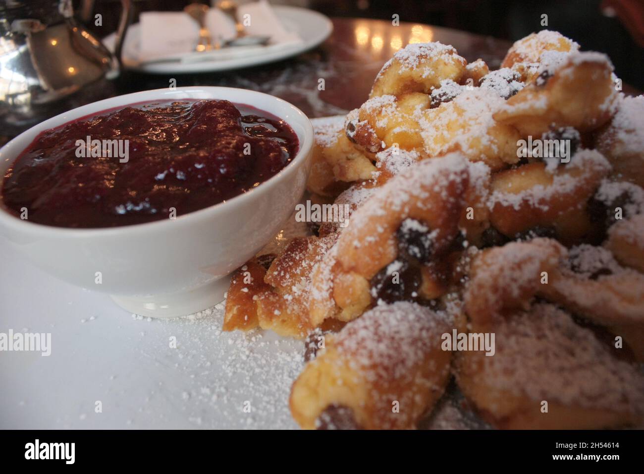 Zerschnittener und gezuckter Pfannkuchen mit Rosinen und Pflaumenmarmelade in einem Wiener Café Stockfoto