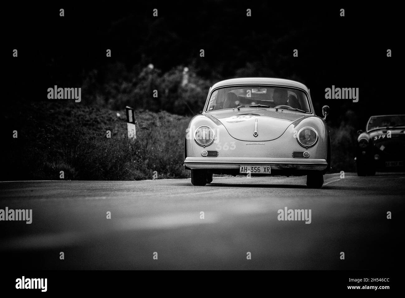 CAGLI , ITALIEN - OTT 24 - 2020 : PORSCHE 356 A 1600 1956 auf einem alten Rennwagen in Rallye Mille Miglia 2020 das berühmte italienische historische Rennen (1927-1957 Stockfoto