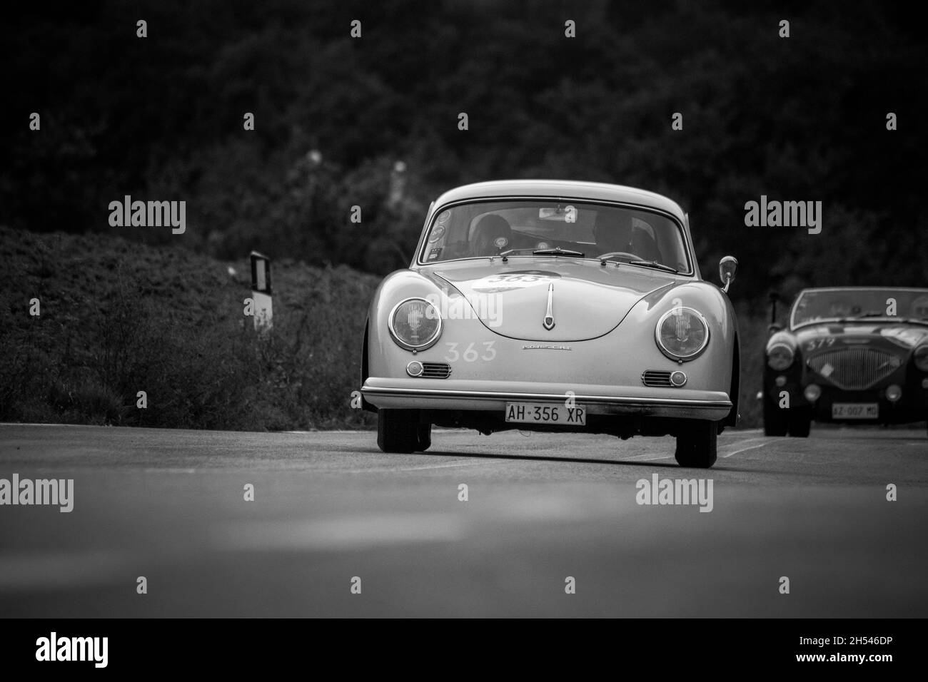 CAGLI , ITALIEN - OTT 24 - 2020 : PORSCHE 356 A 1600 1956 auf einem alten Rennwagen in Rallye Mille Miglia 2020 das berühmte italienische historische Rennen (1927-1957 Stockfoto