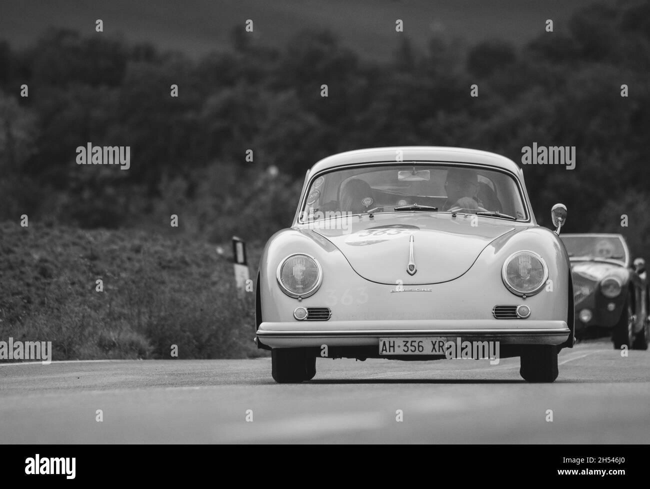 CAGLI , ITALIEN - OTT 24 - 2020 : PORSCHE 356 A 1600 1956 auf einem alten Rennwagen in Rallye Mille Miglia 2020 das berühmte italienische historische Rennen (1927-1957 Stockfoto