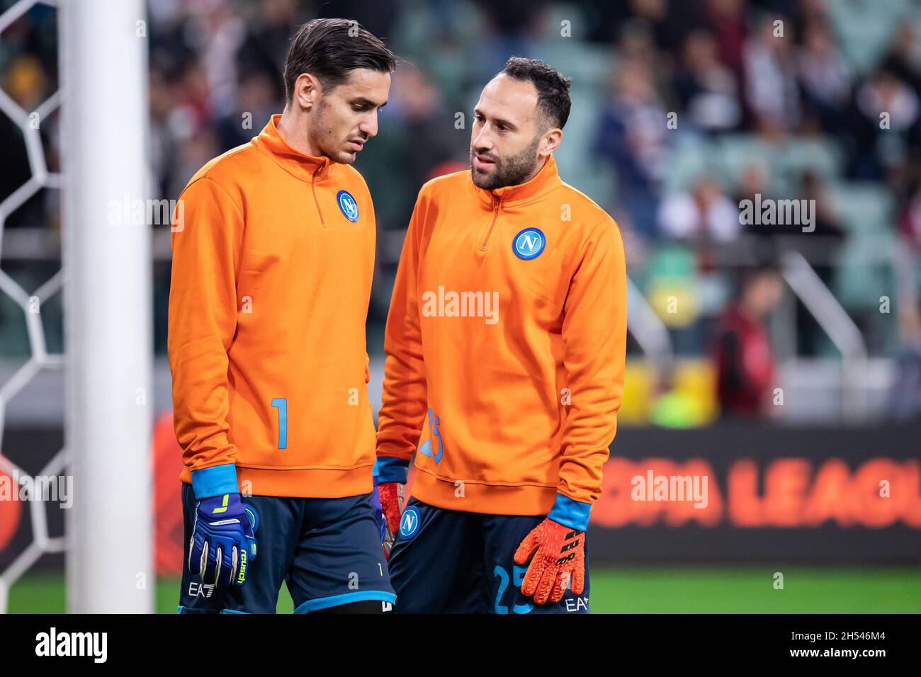 Warschau, Polen. November 2021. Alex Meret und David Ospina vom SSC Napoli werden während des UEFA Europa League Group Stage-Spiels zwischen Legia Warszawa und SSC Napoli im Marschall Jozef Pilsudski Legia Warsaw Municipal Stadium gesehen.Endstand; Legia Warszawa 1:4 SSC Napoli. Kredit: SOPA Images Limited/Alamy Live Nachrichten Stockfoto