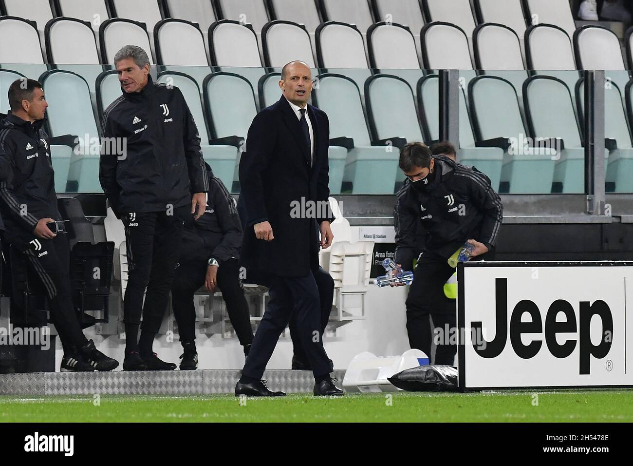 Massimiliano Allegri, Cheftrainer des FC Juventus, reagiert während des Spiels der Serie A 2020/21 zwischen dem FC Juventus und ACF Fiorentina am 06. November 2021 im Allianz Stadium in Turin, Italien, von der Bank aus Stockfoto
