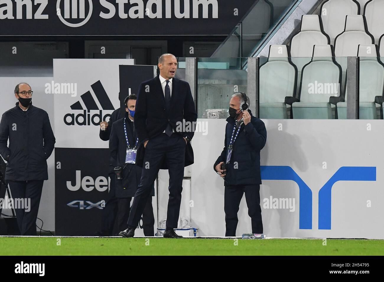 Massimiliano Allegri, Cheftrainer des FC Juventus, reagiert während des Spiels der Serie A 2020/21 zwischen dem FC Juventus und ACF Fiorentina am 06. November 2021 im Allianz Stadium in Turin, Italien, von der Bank aus Stockfoto