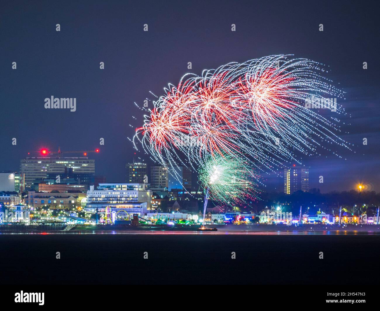 Sheerness, Kent, Großbritannien. November 2021. Southend am Meer ist ein spektakuläres Feuerwerk am Meer, das von Sheerness, Kent, auf der gegenüberliegenden Seite der Themse-Mündung aus gesehen wird. Kredit: James Bell/Alamy Live Nachrichten Stockfoto