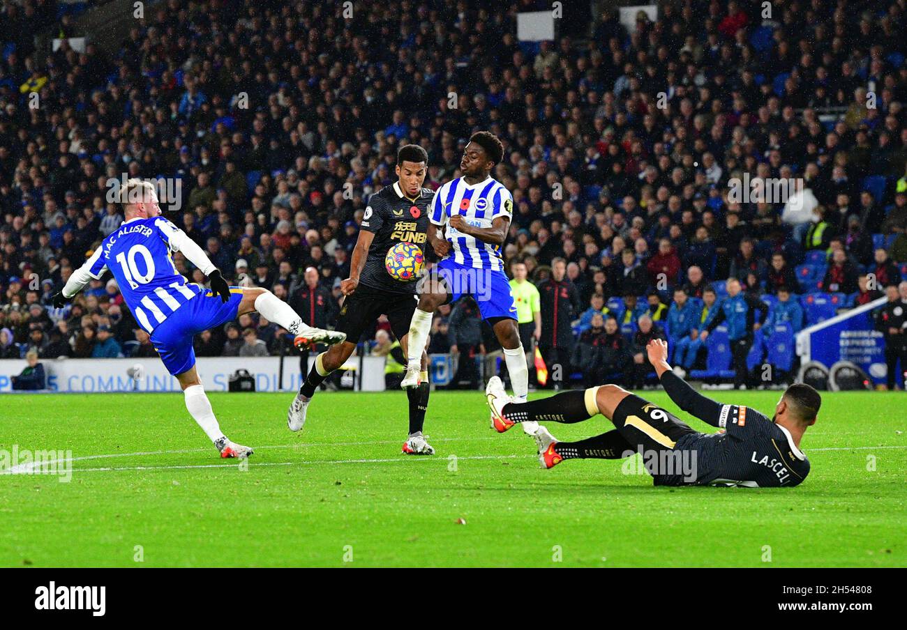 Brighton, Großbritannien. November 2021. Jamaal Lascelles aus Newcastle United geht an den Boden, während Isaac Hayden aus Newcastle United beim Premier League-Spiel zwischen Brighton & Hove Albion und Newcastle United am 6. November 2021 in Brighton, England, einen Torschuss abgibt. (Foto von Jeff Mood/phcimages.com) Quelle: PHC Images/Alamy Live News Stockfoto