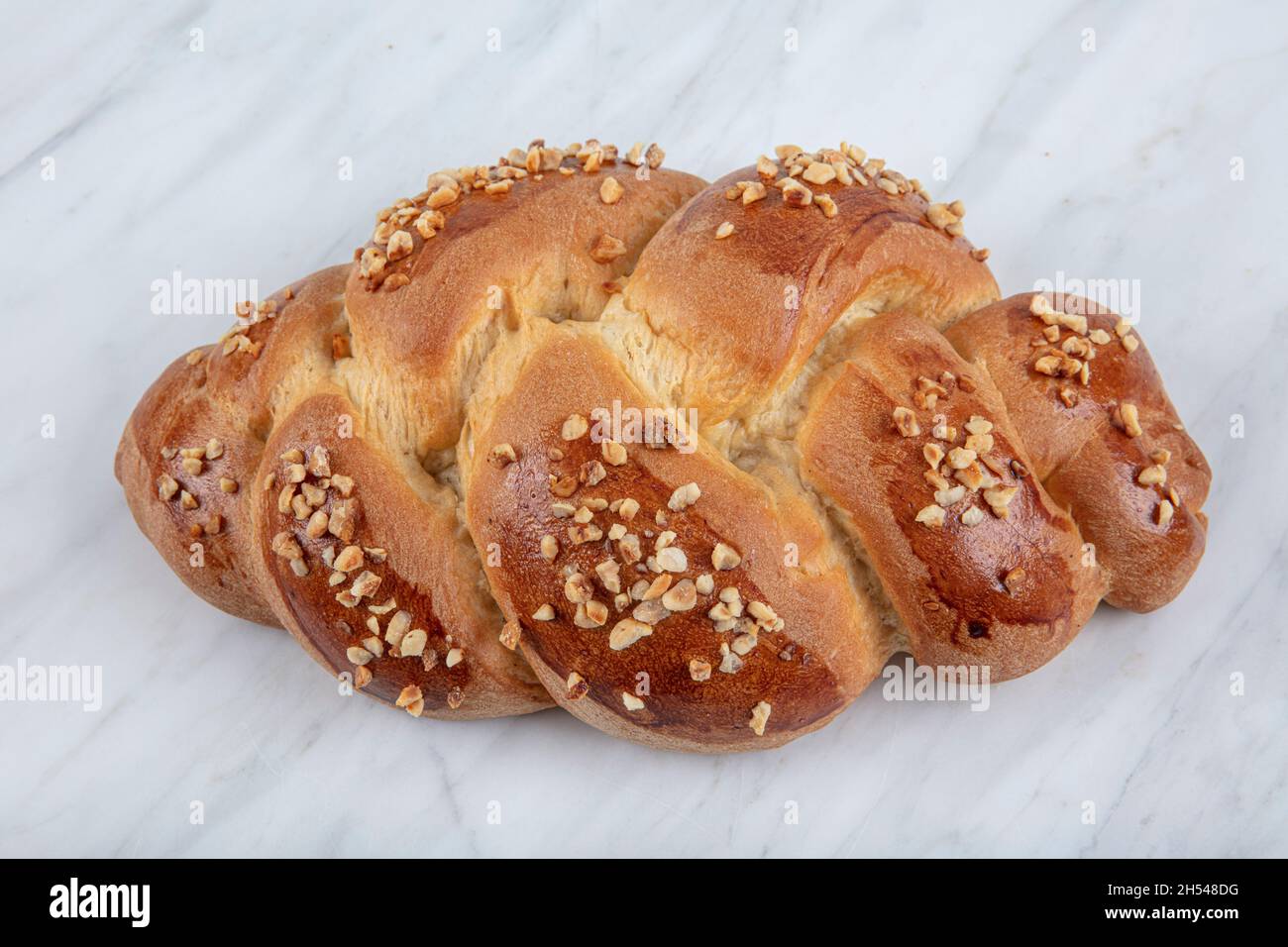 Ostern geflochtenes Brot. Brioche ist ein Gebäck französischer Herkunft, das einem hoch angereicherten Brot ähnelt und dessen hoher Ei- und Buttergehalt ihm eine verleiht Stockfoto