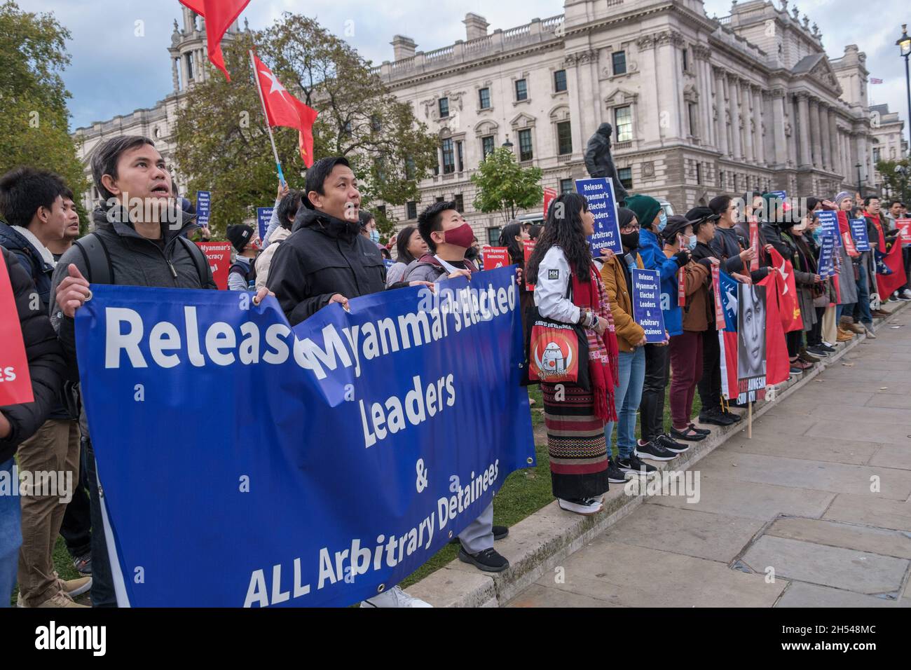 London, Großbritannien. November 2021. Demonstranten auf dem Parliament Square forderten die Freilassung von politischen Führern, darunter Aung San Suu Kyi und anderen, die nach dem Militärputsch Anfang Februar in Myanmar willkürlich verhaftet wurden. Die verurteilten die jüngsten militärischen Angriffe im Nordwesten des Staates Chin, wo Soldaten viele Häuser, Kirchen und andere Gebäude verbrannt haben. Sie forderten Maßnahmen der UNO einschließlich eines rechtsverbindlichen Waffenembargos und verließen den Platz, um in Richtung Downing St. Peter Marshall/Alamy Live News zu marschieren Stockfoto