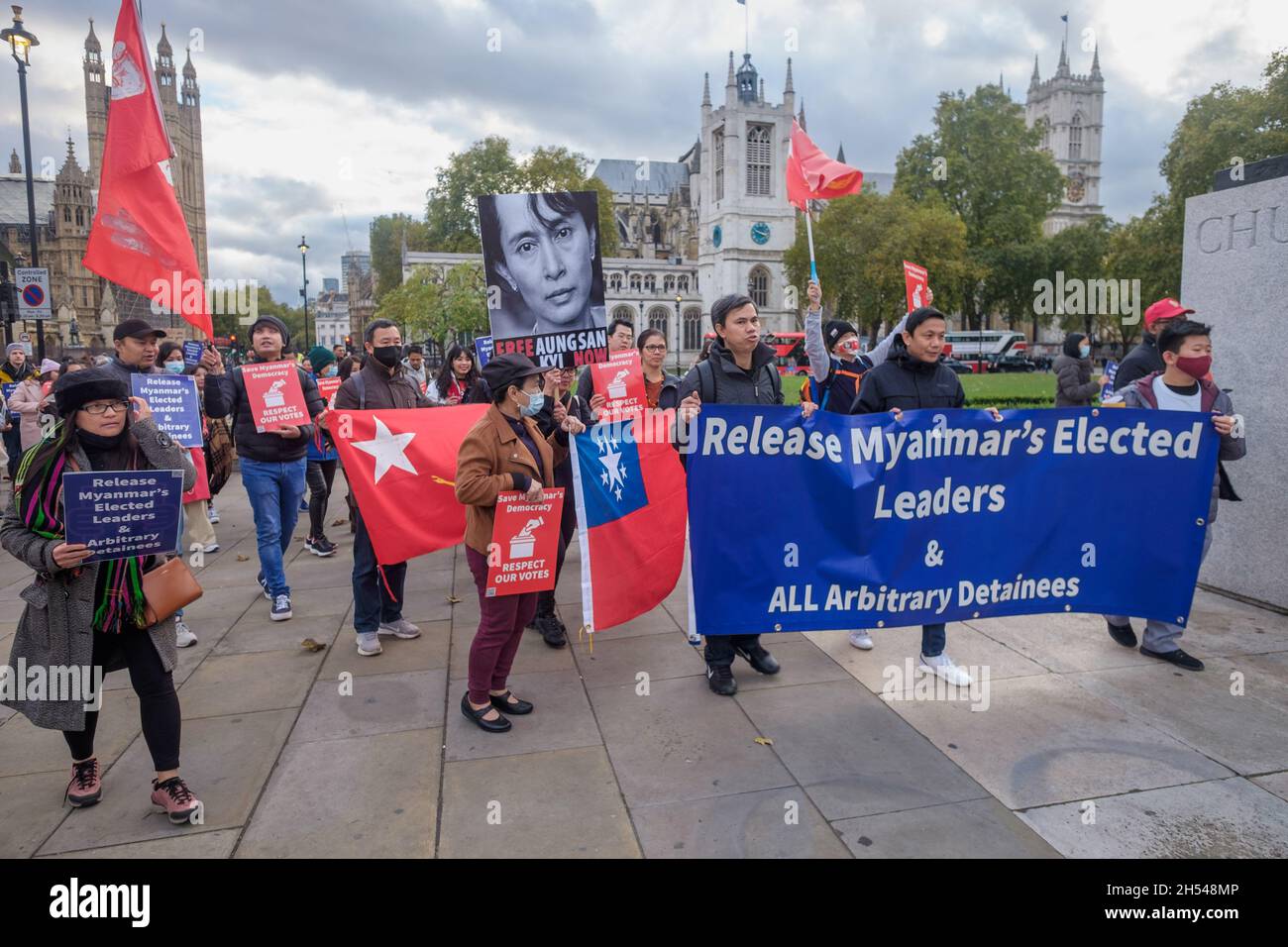 London, Großbritannien. November 2021. Demonstranten auf dem Parliament Square forderten die Freilassung von politischen Führern, darunter Aung San Suu Kyi und anderen, die nach dem Militärputsch Anfang Februar in Myanmar willkürlich verhaftet wurden. Die verurteilten die jüngsten militärischen Angriffe im Nordwesten des Staates Chin, wo Soldaten viele Häuser, Kirchen und andere Gebäude verbrannt haben. Sie forderten Maßnahmen der UNO einschließlich eines rechtsverbindlichen Waffenembargos und verließen den Platz, um in Richtung Downing St. Peter Marshall/Alamy Live News zu marschieren Stockfoto