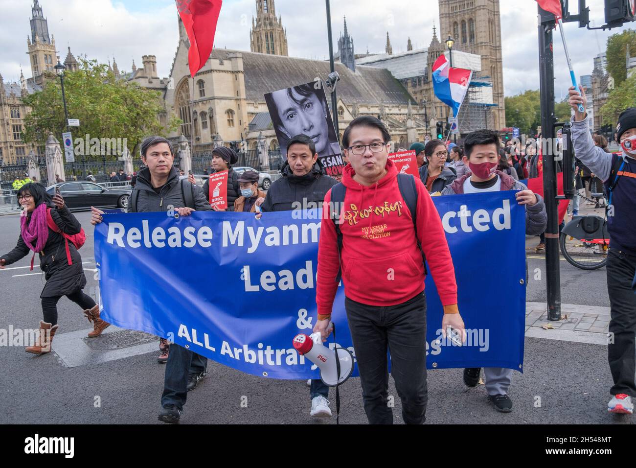 London, Großbritannien. November 2021. Demonstranten auf dem Parliament Square forderten die Freilassung von politischen Führern, darunter Aung San Suu Kyi und anderen, die nach dem Militärputsch Anfang Februar in Myanmar willkürlich verhaftet wurden. Die verurteilten die jüngsten militärischen Angriffe im Nordwesten des Staates Chin, wo Soldaten viele Häuser, Kirchen und andere Gebäude verbrannt haben. Sie forderten Maßnahmen der UNO einschließlich eines rechtsverbindlichen Waffenembargos und verließen den Platz, um in Richtung Downing St. Peter Marshall/Alamy Live News zu marschieren Stockfoto