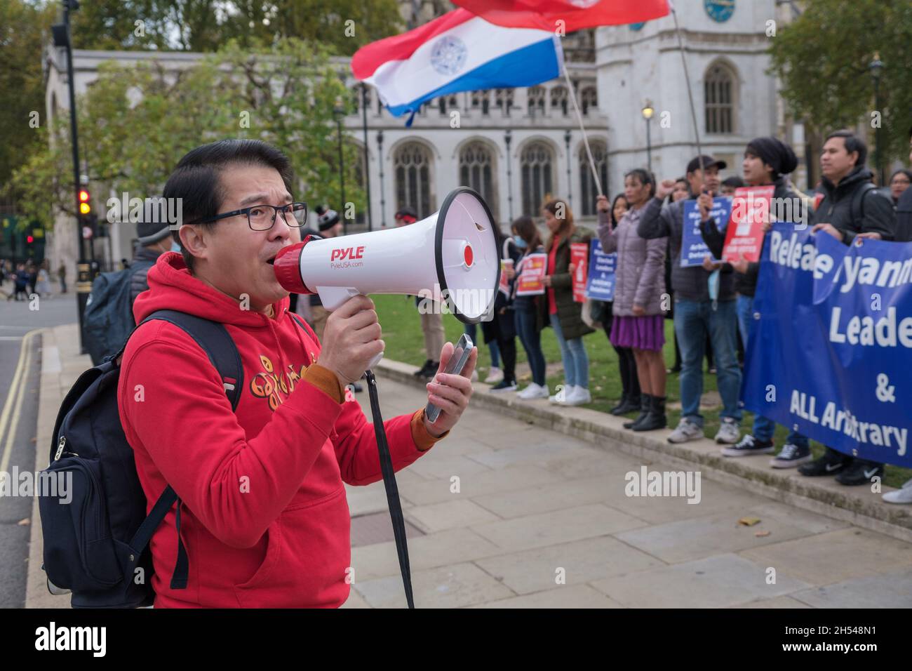 London, Großbritannien. November 2021. Demonstranten auf dem Parliament Square forderten die Freilassung von politischen Führern, darunter Aung San Suu Kyi und anderen, die nach dem Militärputsch Anfang Februar in Myanmar willkürlich verhaftet wurden. Die verurteilten die jüngsten militärischen Angriffe im Nordwesten des Staates Chin, wo Soldaten viele Häuser, Kirchen und andere Gebäude verbrannt haben. Sie forderten Maßnahmen der UNO einschließlich eines rechtsverbindlichen Waffenembargos und verließen den Platz, um in Richtung Downing St. Peter Marshall/Alamy Live News zu marschieren Stockfoto