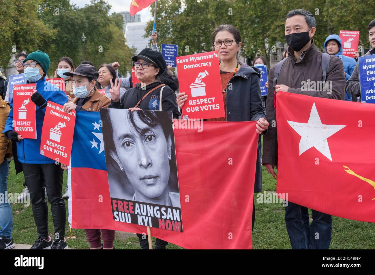 London, Großbritannien. November 2021. Demonstranten auf dem Parliament Square forderten die Freilassung von politischen Führern, darunter Aung San Suu Kyi und anderen, die nach dem Militärputsch Anfang Februar in Myanmar willkürlich verhaftet wurden. Die verurteilten die jüngsten militärischen Angriffe im Nordwesten des Staates Chin, wo Soldaten viele Häuser, Kirchen und andere Gebäude verbrannt haben. Sie forderten Maßnahmen der UNO einschließlich eines rechtsverbindlichen Waffenembargos und verließen den Platz, um in Richtung Downing St. Peter Marshall/Alamy Live News zu marschieren Stockfoto