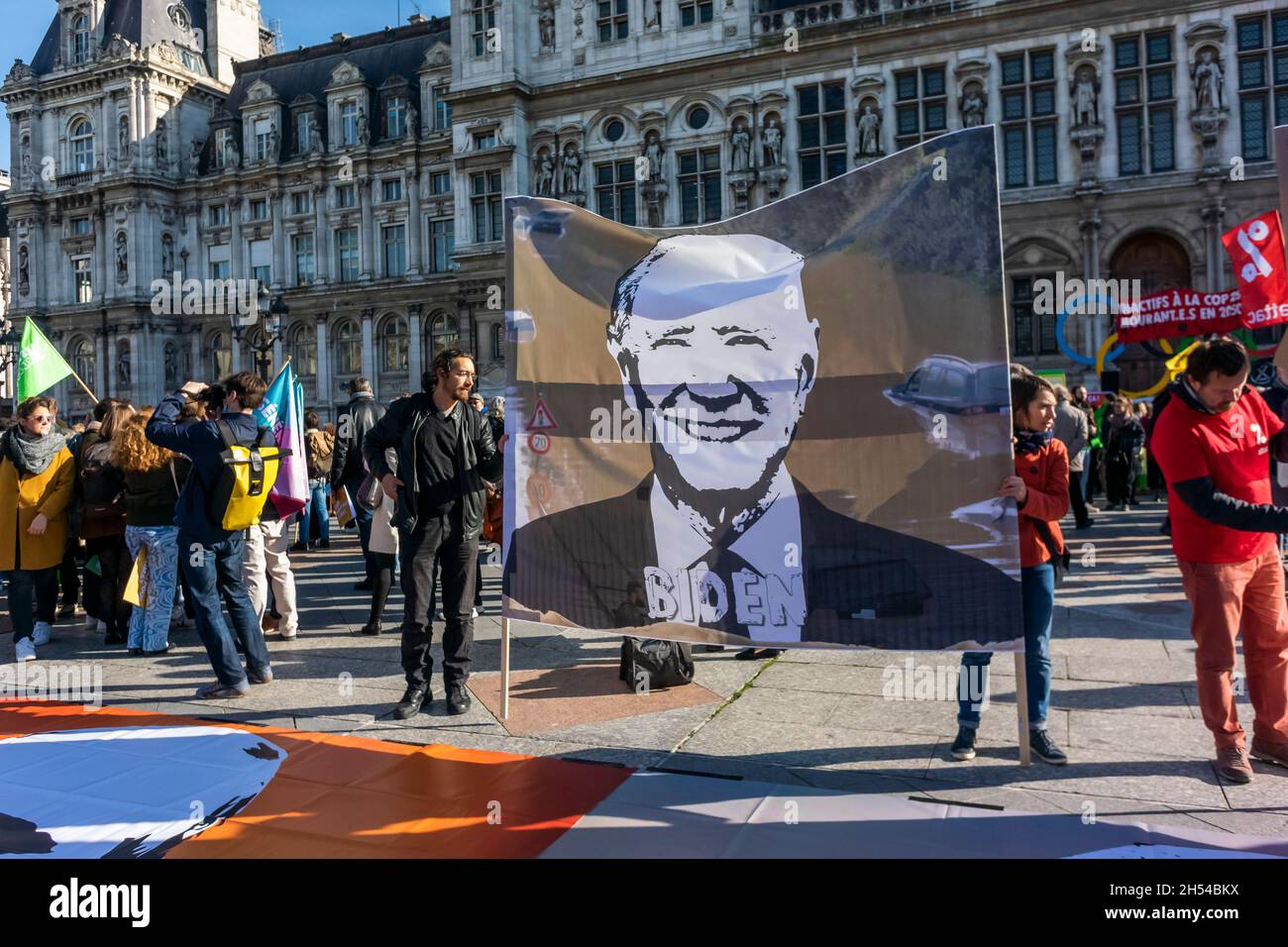 Paris, Frankreich, französische NGO's, Klimakrisendemonstration, Crowdszene, Menschen mit Protestschildern, COP 26, Biden-Bildnis, Weltführer Stockfoto