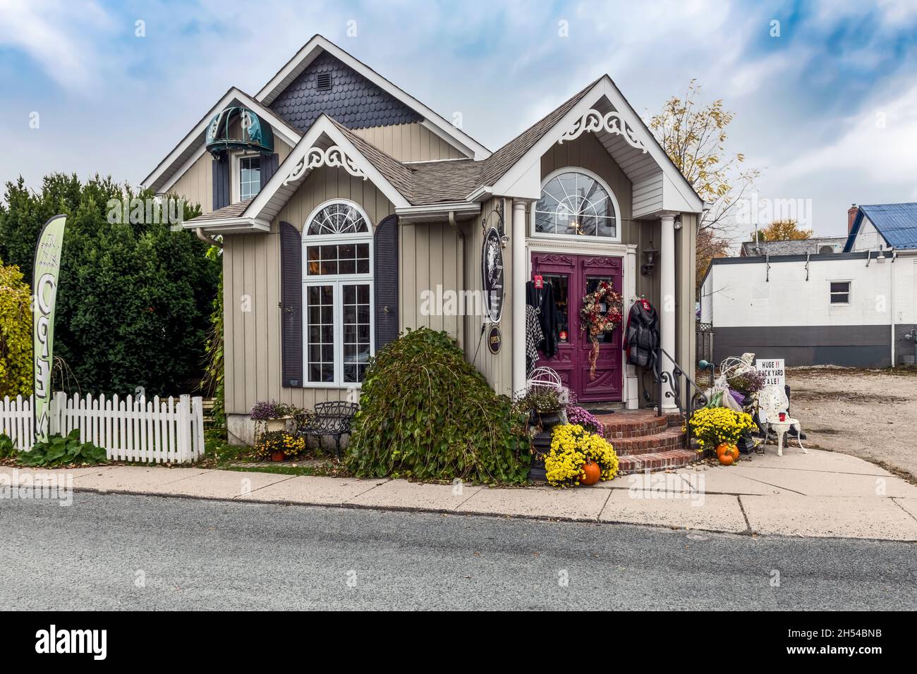 St. Jacobs, Ontario, Kanada - 25. Oktober 2020: Blick in das Boutique-Bekleidungsgeschäft für Frauen in St. Jacobs, Ontario, Kanada Stockfoto