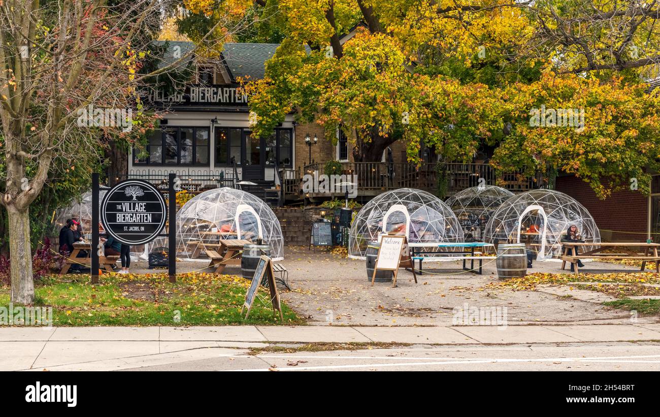 St. Jacobs, Ontario, Kanada - 25. Oktober 2020: Blick auf das Freiluftrestaurant The Village Biergarten in St. Jacobs, Ontario, Kanada Stockfoto