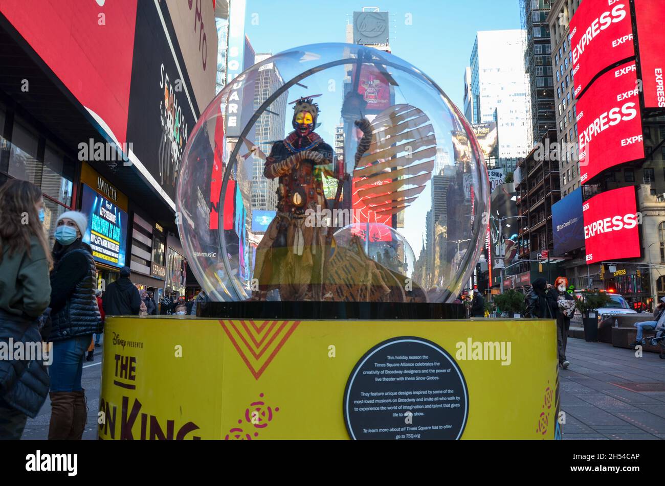 Der Times Square in New York City enthüllte vier riesige Schneekugeln, die von einigen der beliebtesten Musicals am Broadway inspiriert wurden. Stockfoto