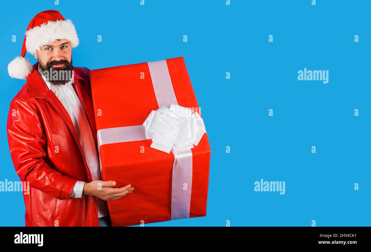Weihnachtsmann mit Weihnachtsgeschenk. Geschäftsmann mit Neujahrs-Geschenk. Geschenk-Box. Platz für Werbung kopieren. Stockfoto