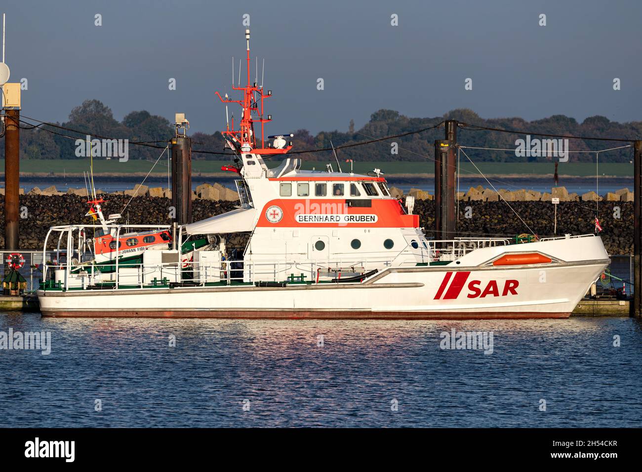 DGzRS SAR-Kreuzer BERNHARD GRUBEN im Hafen von Cuxhaven Stockfoto