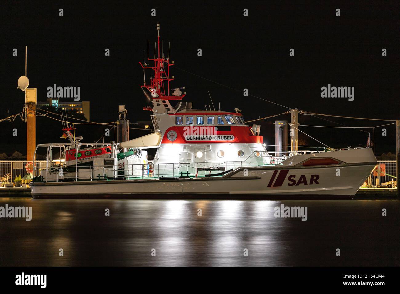 DGzRS SAR-Kreuzer BERNHARD GRUBEN im Hafen von Cuxhaven bei Nacht Stockfoto