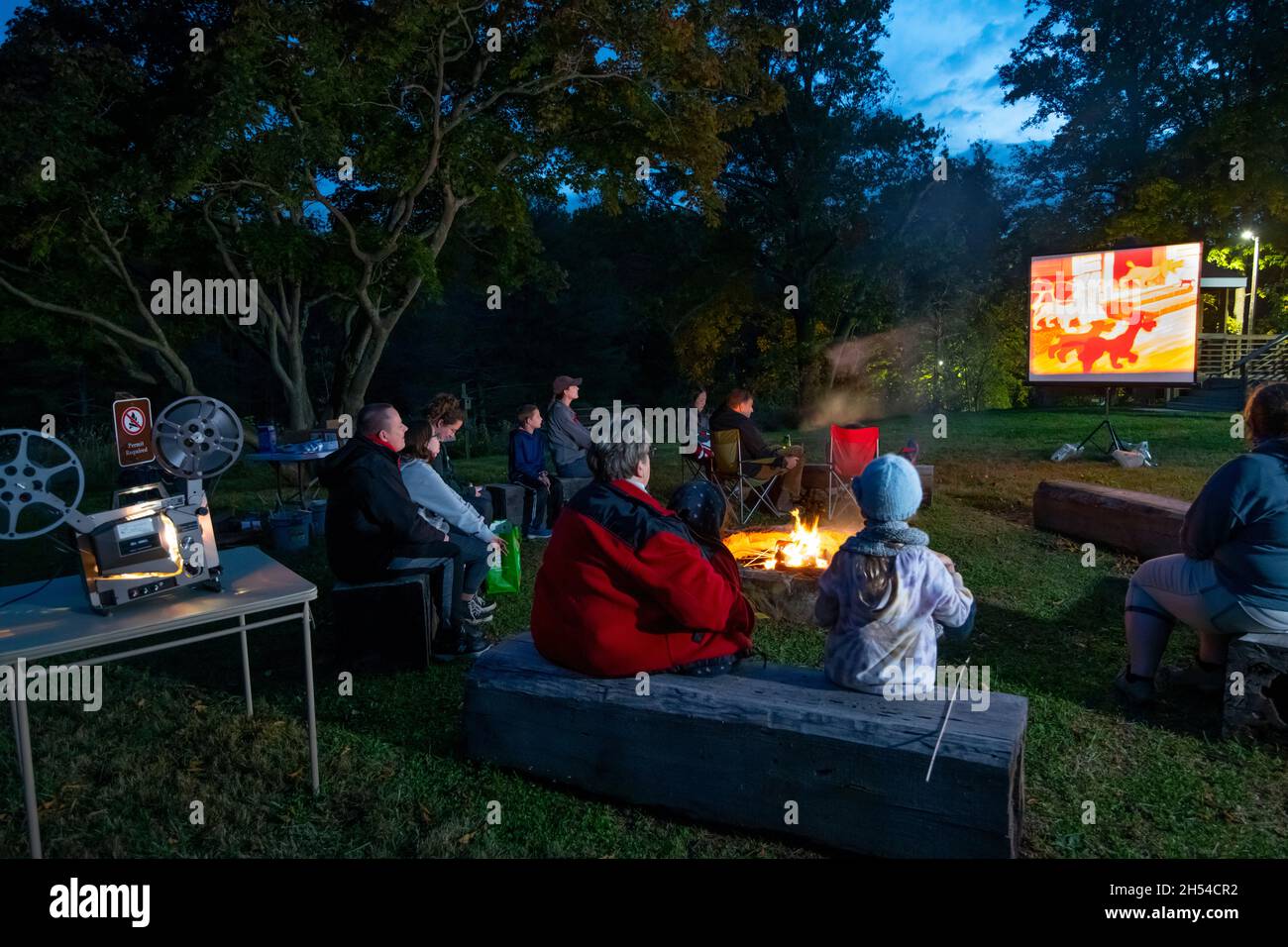 USA Maryland MD Colesville Maydale Nature Classroom Montgomery County Lagerfeuer und eine Filmshow auf einem Filmprojektor Familien im Herbst Stockfoto