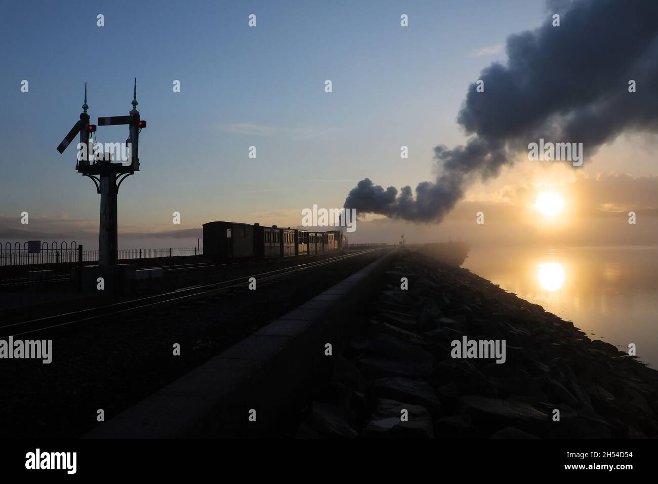 Palmerston fährt von Porthmadog ab und fährt am 2.11.21 mit der Ffestiniog Railway auf die Cob Stockfoto