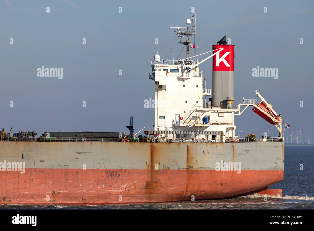 „K“ Line Bulk Carrier LILY ATLANTIC an der Elbe Stockfoto