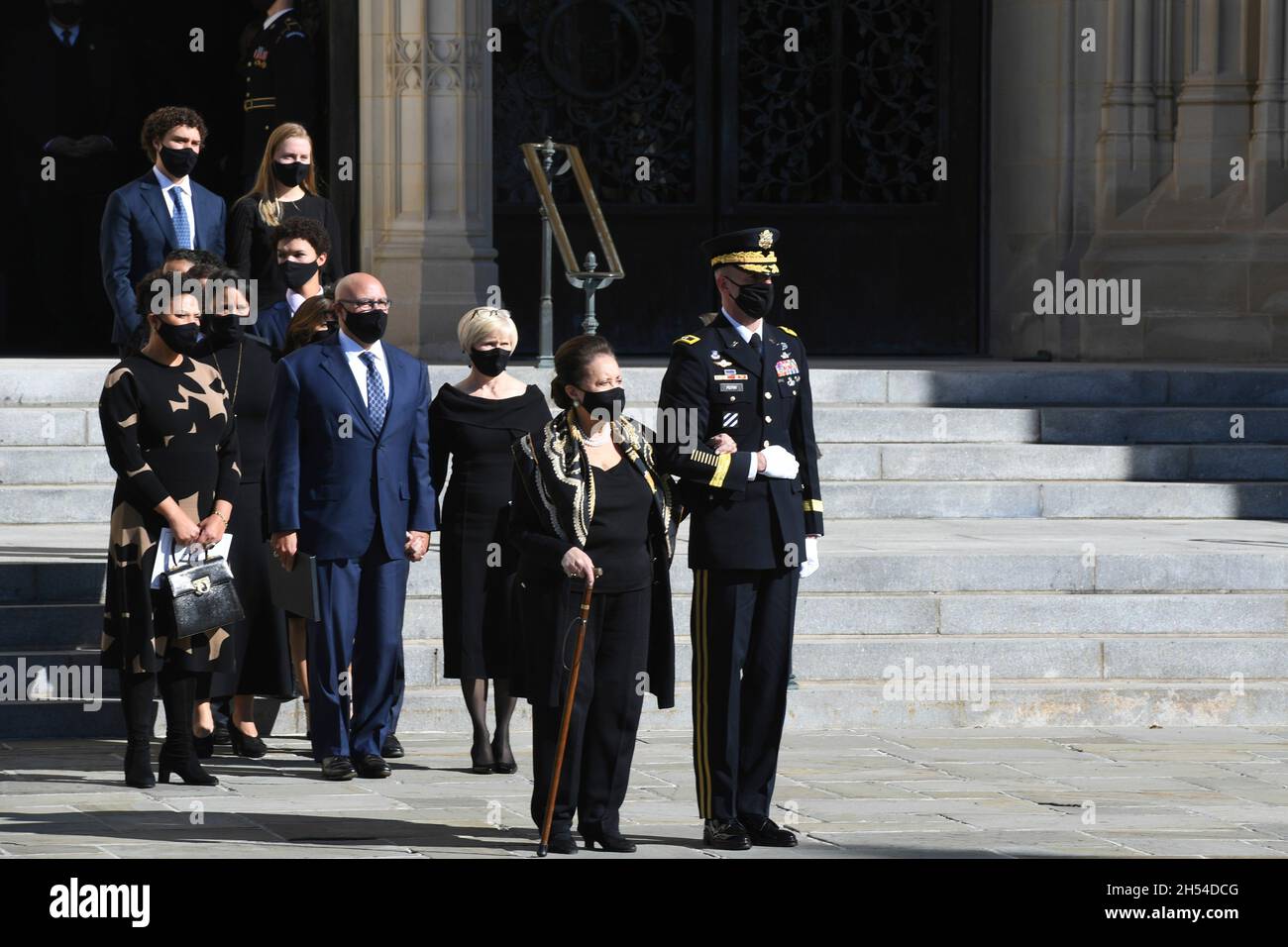 Washington, Usa. November 2021. General Allan Pepin, rechts, begleitet Alma Powell, Frau des ehemaligen US-Außenministers Colin Powell, während seines Trauerdienstes in der Washington National Cathedral, 5. November 2021 in Washington, DC.Quelle: CPL. Xaviera Masline/USA Army/Alamy Live News Stockfoto