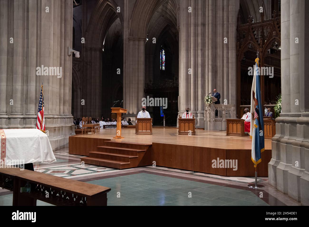 Washington, Usa. November 2021. Michael K. Powell, Sohn des verstorbenen Gen. Colin Powell, spricht während des Trauerdienstes seines Vaters in der Washington National Cathedral, 5. November 2021 in Washington, DC.Quelle: Laura Buchta/USA Army/Alamy Live News Stockfoto