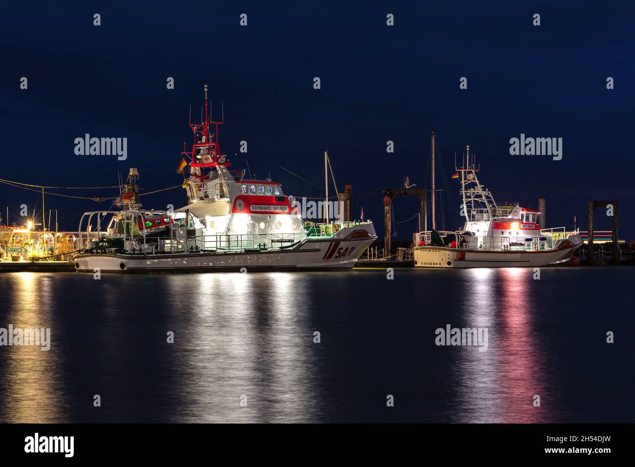Die DGzRS SAR Kreuzer BERNHARD GRUBEN und FRITZ KNACK im Hafen von Cuxhaven bei Nacht Stockfoto