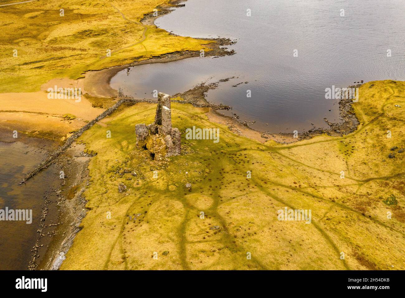 Luftaufnahme des Ardvreck Castle, erbaut vom Macleod Clan im sechzehnten Jahrhundert auf einem Vorgebirge, das in Loch Assynt ragt. Stockfoto