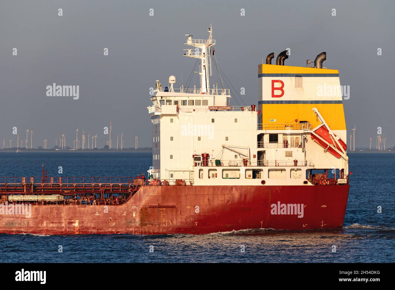 Öltanker SONDA SAPHIR an der Elbe Stockfoto
