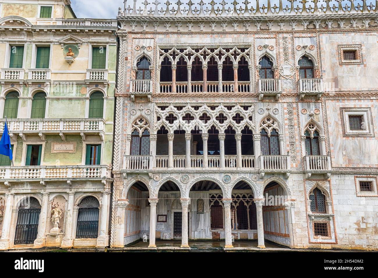 Fassade des Palazzo Santa Sofia, auch bekannt als Ca D'Oro (in englisch Goldenes Haus), entlang des Canale Grande im Viertel Cannaregio von Venedig, Italien Stockfoto