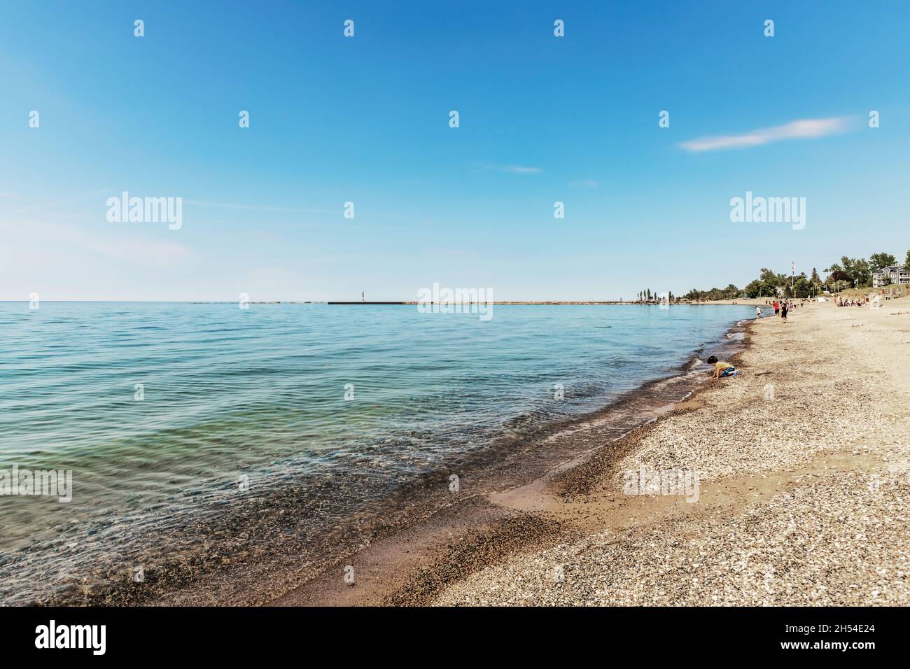 Kincardine, Kanada - 24. Mai 2021: Menschen, die in Kincardine am Lake Huron, Ontario, Kanada, die Uferlinie entlang laufen. Stockfoto