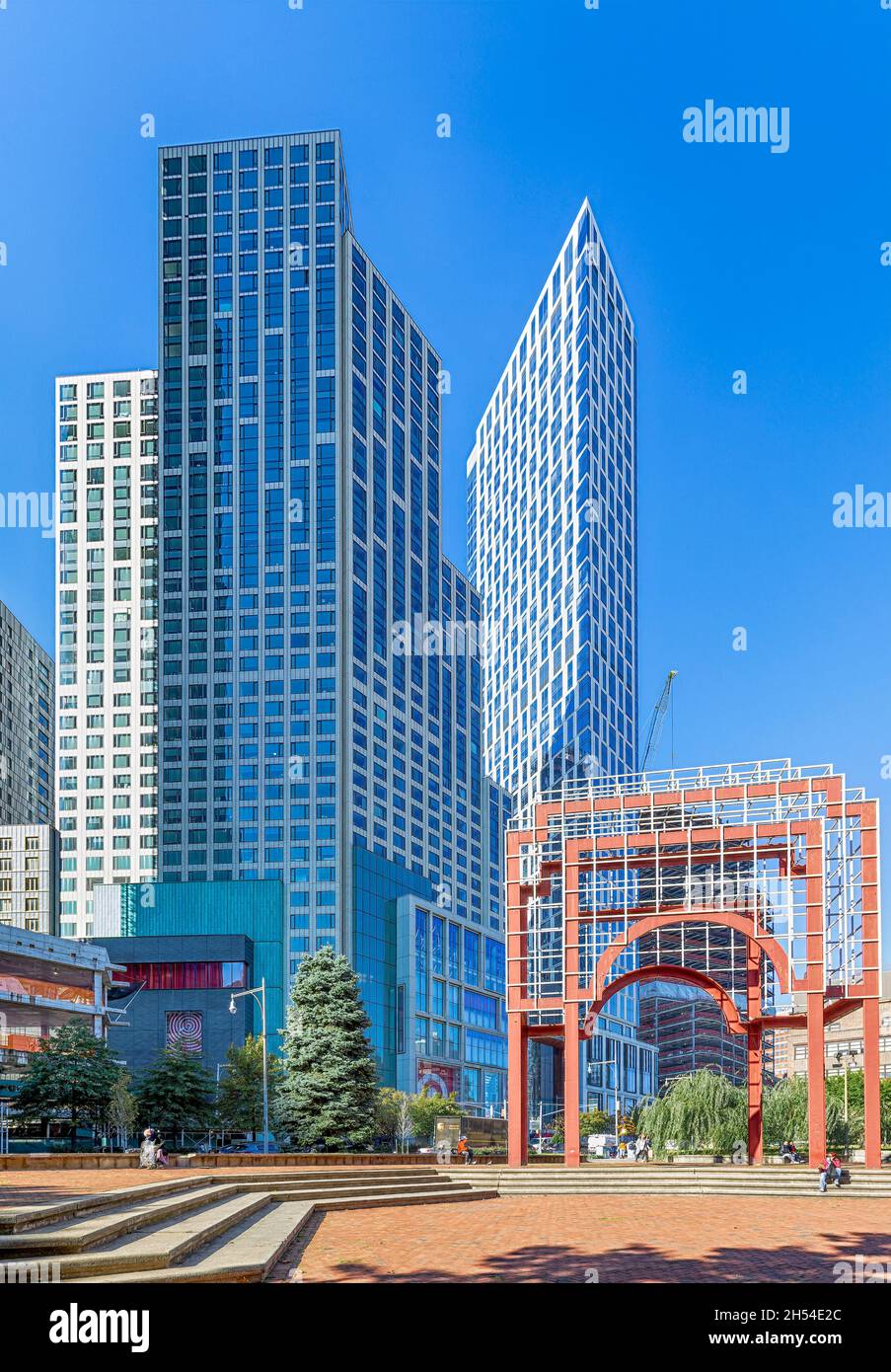 City Point ist ein drei-Turm-Gebäude in der Innenstadt von Brooklyn. Der City Tower (links) wird gemischt genutzt; Brooklyn Point (rechts) ist ein Apartment. Stockfoto