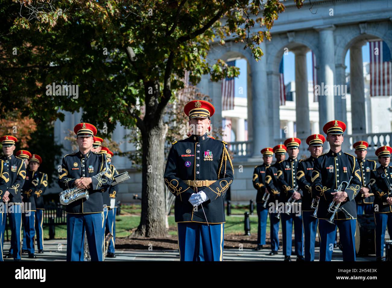 Arlington, Usa. November 2021. Die Ehrengarde der US-Streitkräfte, das 3d Army Infantry Regiment, das Army Band und der Old Guard Caisson Platoon bereiten sich darauf vor, den ehemaligen US-Außenminister Colin Powell während der Beerdigung der Ehrenbehrung auf dem Arlington National Cemetery am 5. November 2021 in Arlington, Virginia, zu begleiten. Kredit: Elizabeth Fraser/DOD Foto/Alamy Live Nachrichten Stockfoto