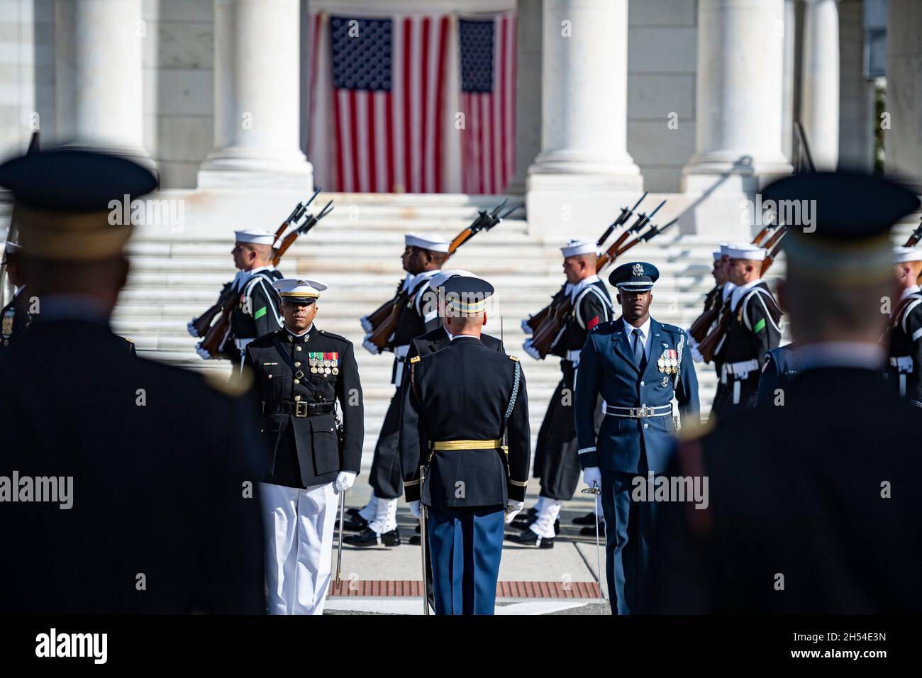 Arlington, Usa. November 2021. Die Ehrengarde der US-Streitkräfte, das 3d Army Infantry Regiment, das Army Band und der Old Guard Caisson Platoon bereiten sich darauf vor, den ehemaligen US-Außenminister Colin Powell während der Beerdigung der Ehrenbehrung auf dem Arlington National Cemetery am 5. November 2021 in Arlington, Virginia, zu begleiten. Kredit: Elizabeth Fraser/DOD Foto/Alamy Live Nachrichten Stockfoto