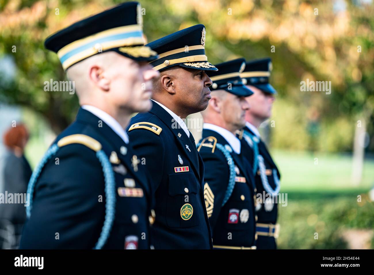 Arlington, Usa. November 2021. Die Ehrengarde der US-Streitkräfte, das 3d Army Infantry Regiment, das Army Band und der Old Guard Caisson Platoon bereiten sich darauf vor, den ehemaligen US-Außenminister Colin Powell während der Beerdigung der Ehrenbehrung auf dem Arlington National Cemetery am 5. November 2021 in Arlington, Virginia, zu begleiten. Kredit: Elizabeth Fraser/DOD Foto/Alamy Live Nachrichten Stockfoto