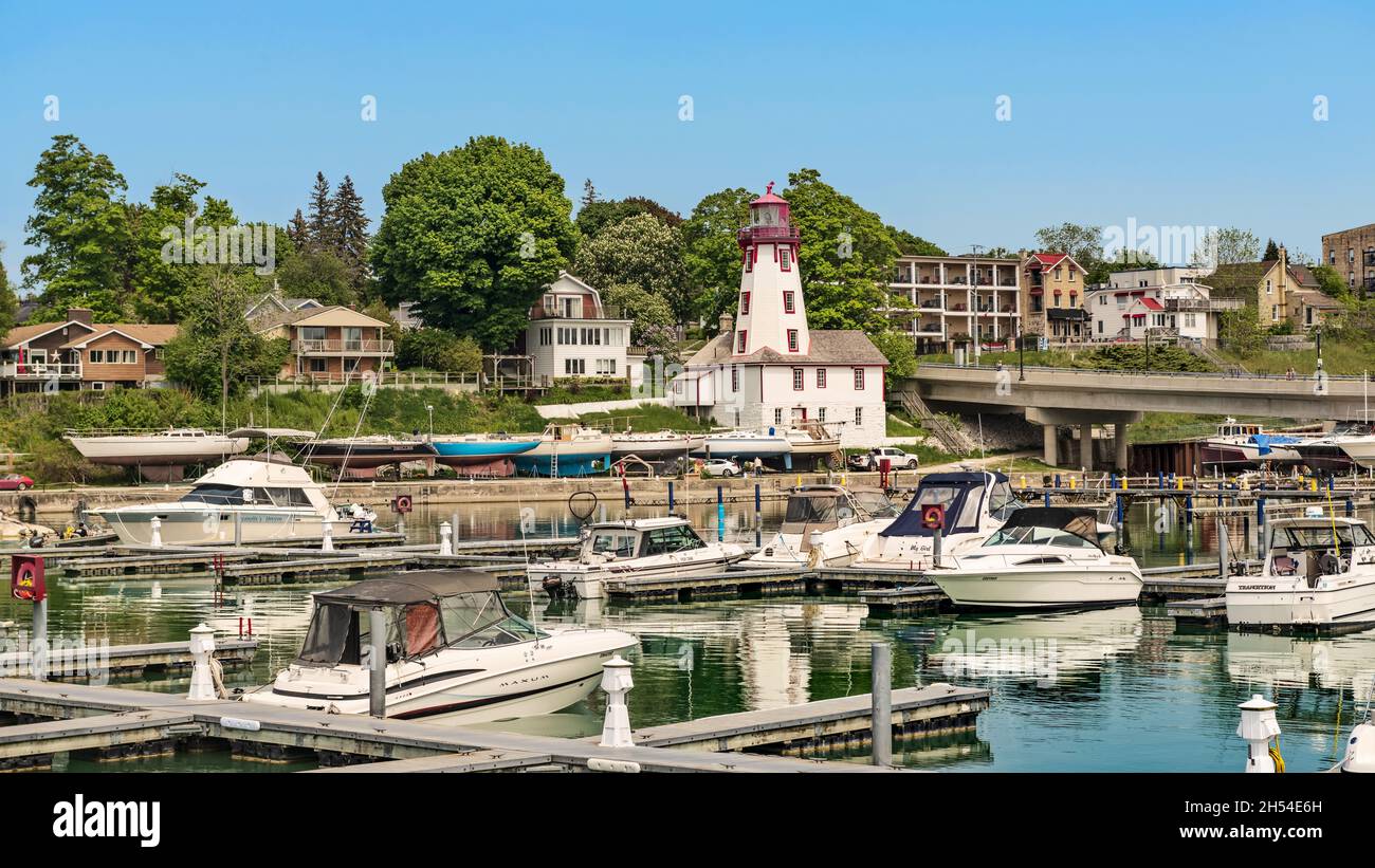 Kincardine, Kanada – 24. Mai 2021: Kincardine Lighthouse, und Marina Ontario, Kanada. Es wurde 1881 erbaut, um den Hafen von Kincardine zu bedienen. Stockfoto