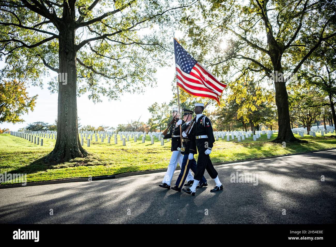 Arlington, Usa. November 2021. Die Color Honor Guard der US-Streitkräfte marschieren in einer Trauerprozession hinter der mit der Flagge drapierten Schatulle des ehemaligen US-Außenministers Colin Powell während der Beerdigung der vollen Ehren auf dem Arlington National Cemetery am 5. November 2021 in Arlington, Virginia. Kredit: Elizabeth Fraser/DOD Foto/Alamy Live Nachrichten Stockfoto