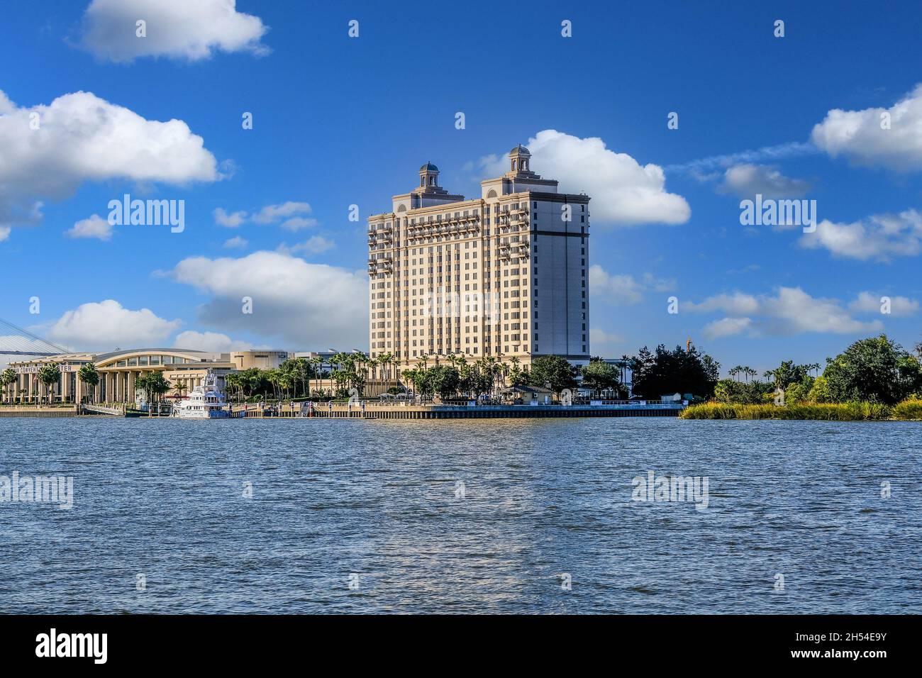 Savannah Westin mit Blick auf den Fluss Stockfoto