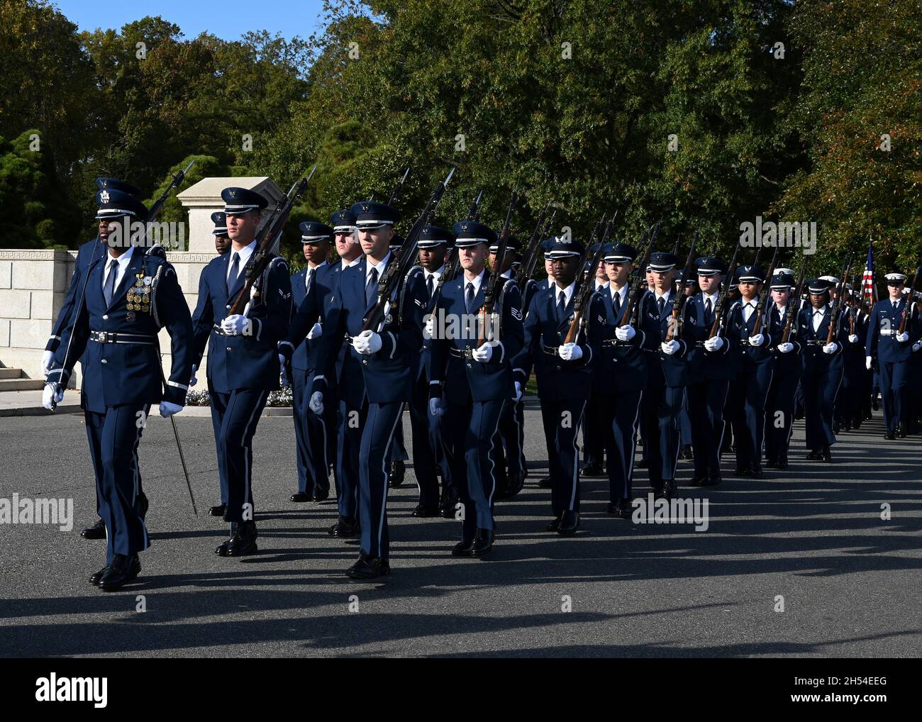 Arlington, Usa. November 2021. Ehrenwache der US-Streitkräfte das 3d Army Infantry Regiment, Army Band und der Old Guard Caisson Platoon marschieren in einer Trauerprozession hinter der mit der Flagge drapierten Schatulle des ehemaligen US-Außenministers Colin Powell während der Beerdigung der vollen Ehren auf dem Arlington National Cemetery, 5. November 2021 in Arlington, Virginia. Kredit: SSGT. Kayla White/DOD Photo/Alamy Live News Stockfoto